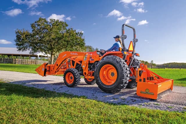 L4802_FL22_KUB_016_mw1_cmyk Big Spring Projects Made Easy with a Kubota Tractor